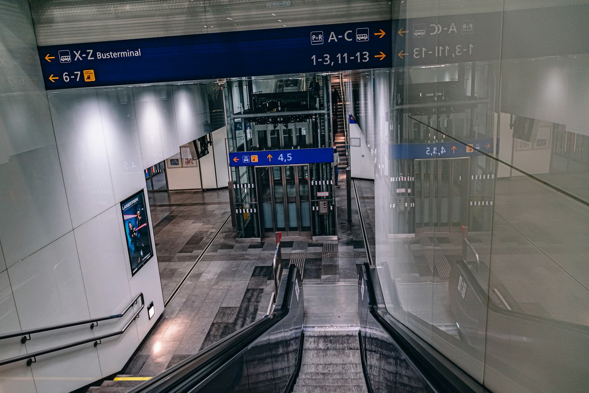 VIP Airport Meet-and-Greet Service: Name Boards, Porter Protocol & Kerbside Precision